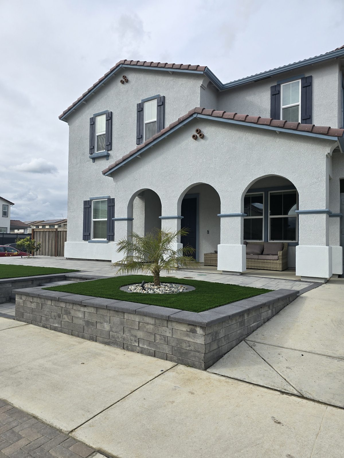 A stepped front approach brings together the raised lawn and the home’s entrance.