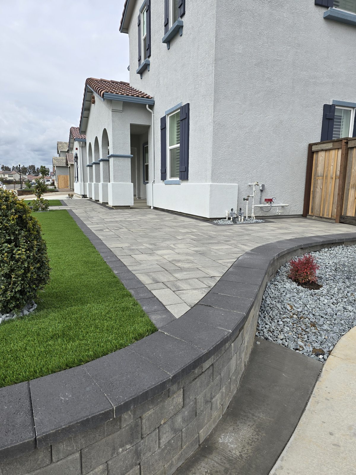 Front-yard retaining wall