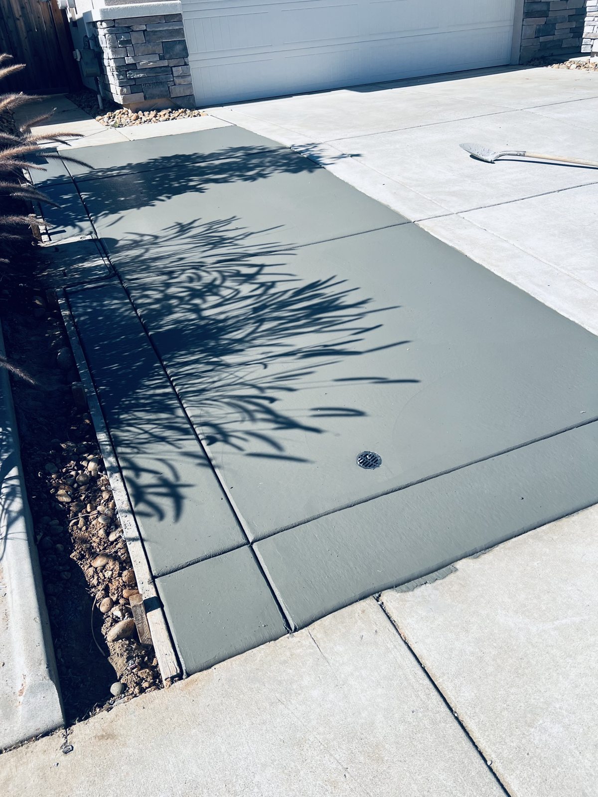 A continuous paved passage keeps the side yard simple and functional.
